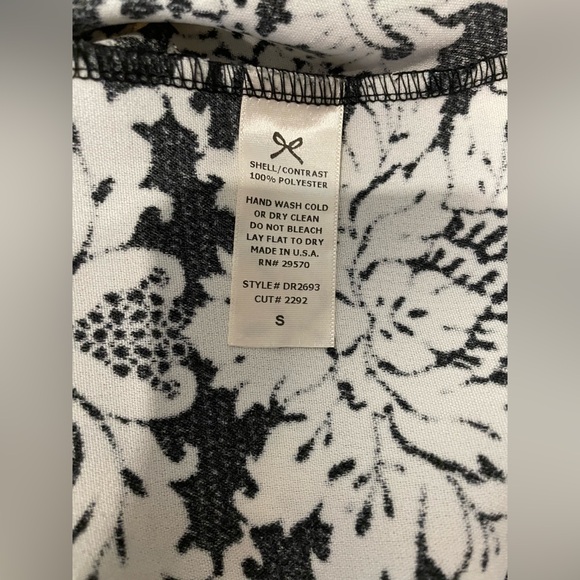 Everly Classic Black And White dress - Picture 10 of 10